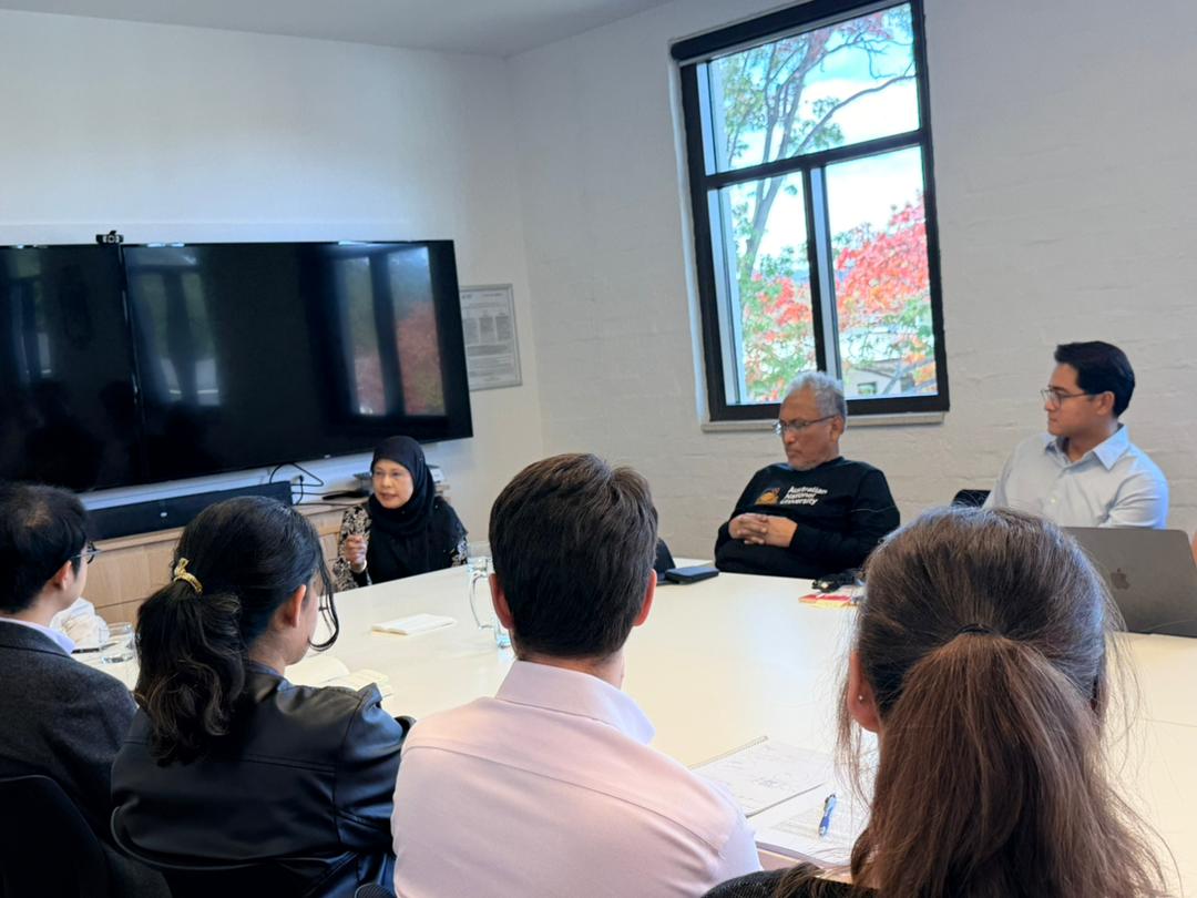 Closed-door discussion with ANU law students