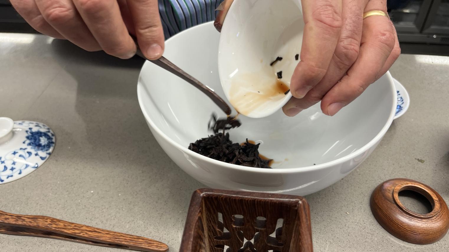 Benjamin Penny enabling the authentic Chinese tea-tasting experience