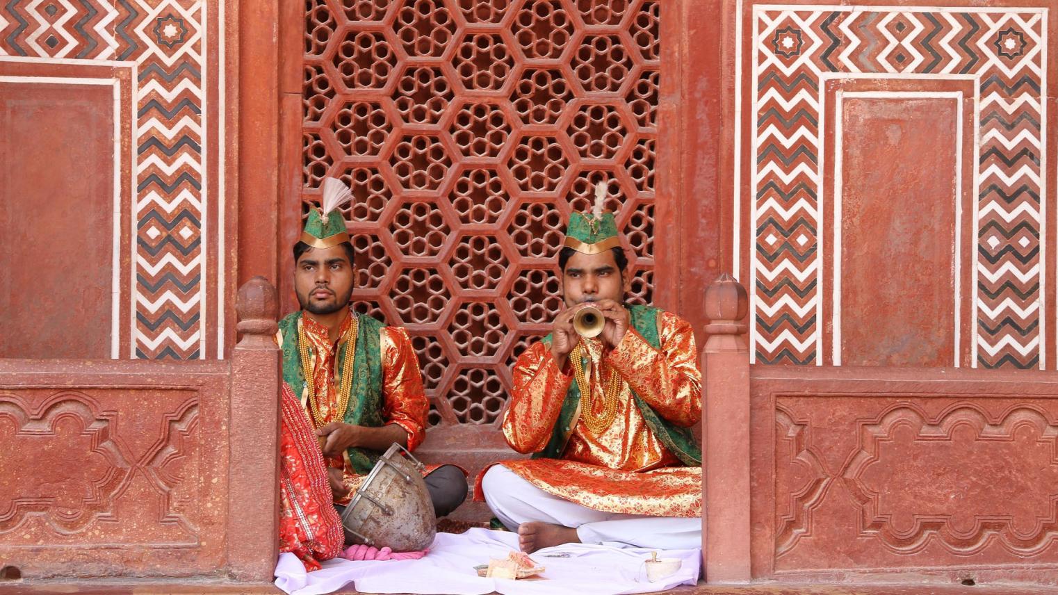 Image: Taj mahal, India, People by JungR via Pixabay